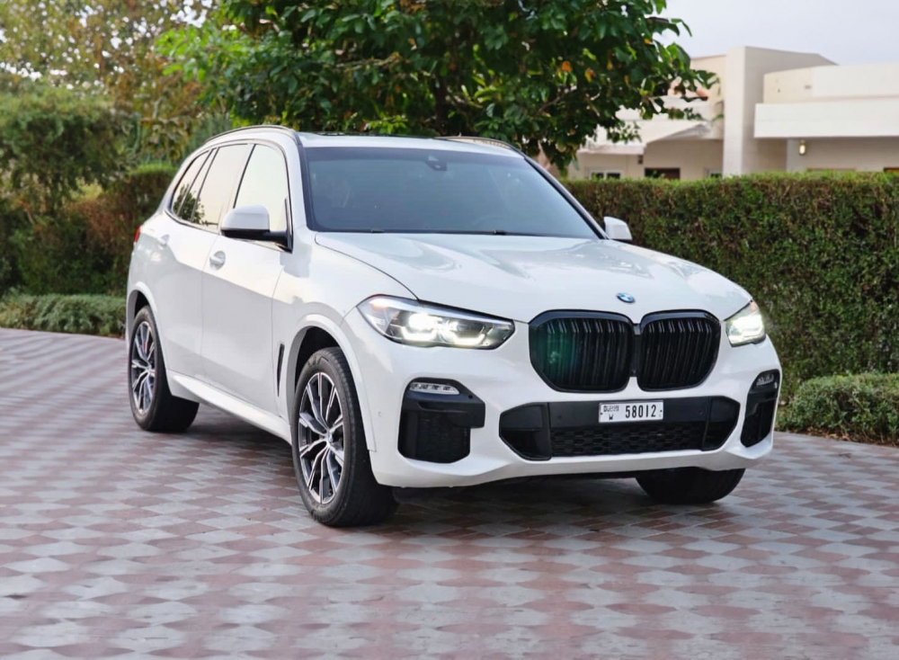 Белый BMW Х5 2023 год