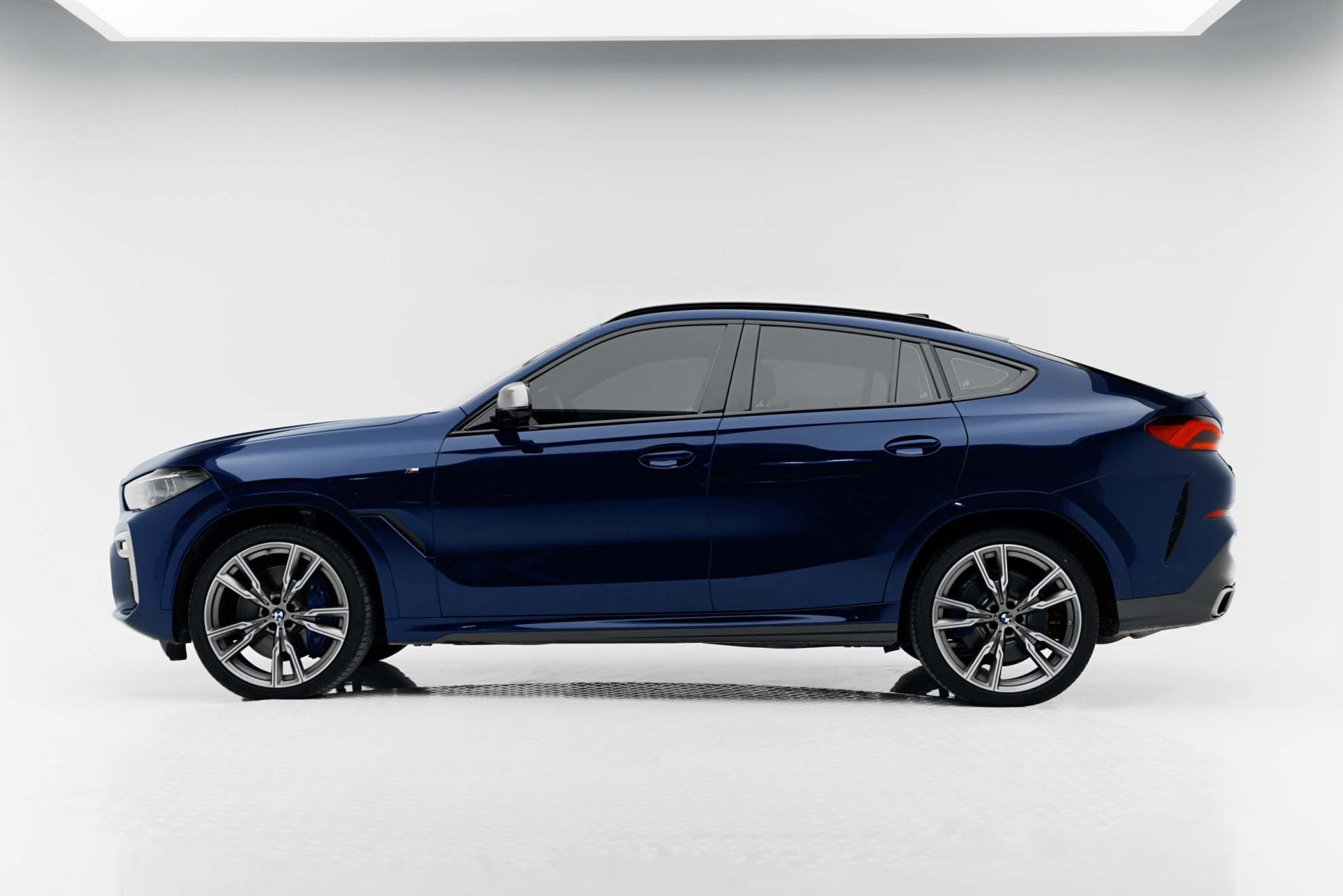 Голубой BMW Х6 М50и 2022 год