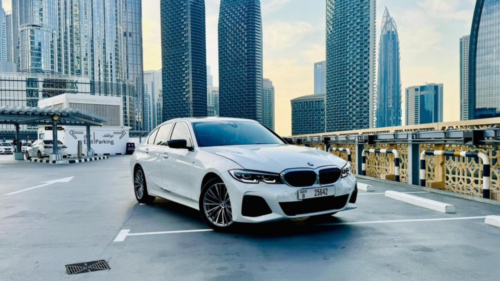 Weiß BMW 320i 2021
