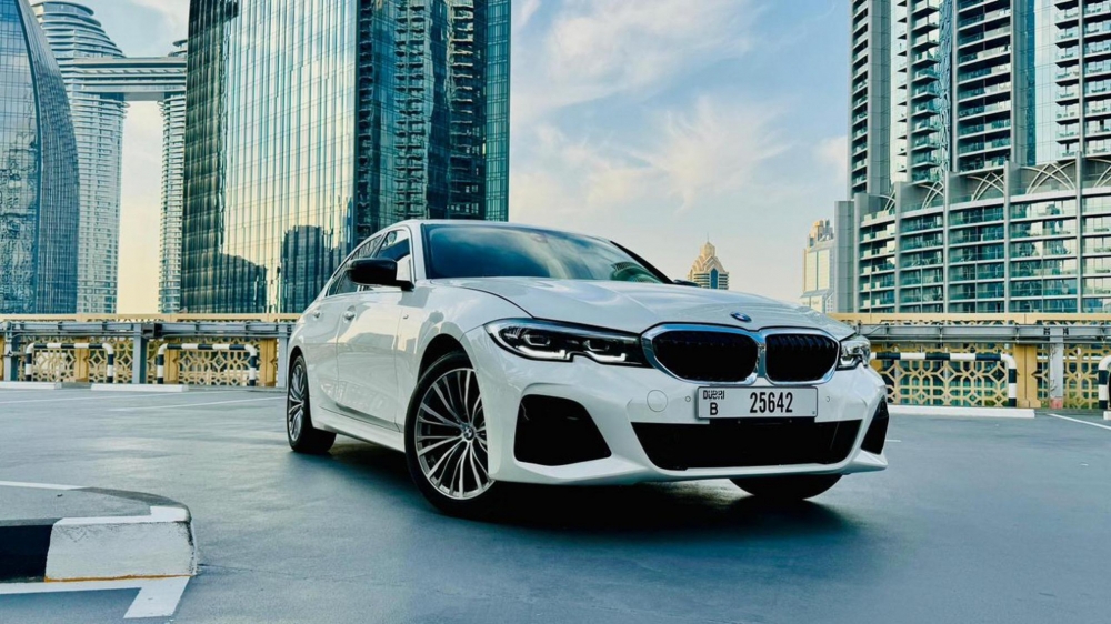 Белый BMW 320i 2021 год