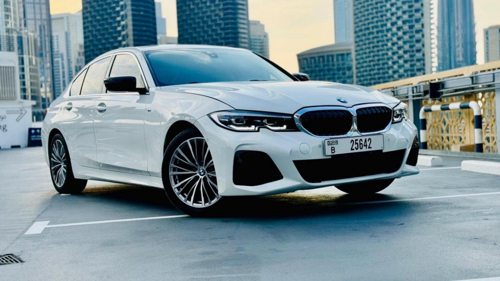 Weiß BMW 320i 2021