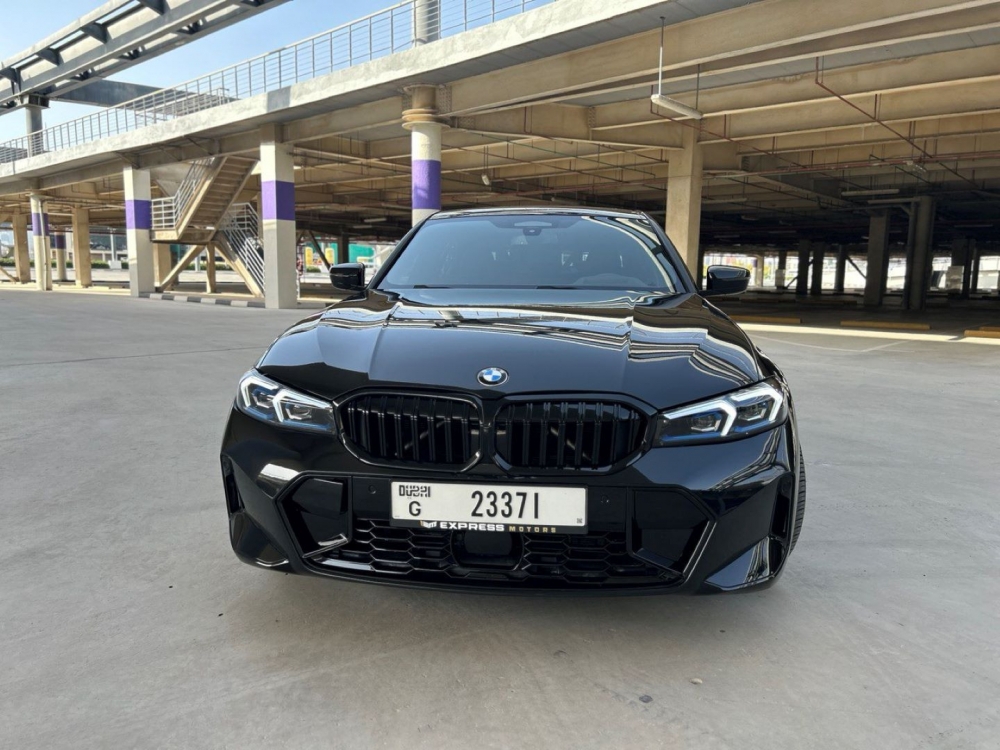 Black BMW 320i 2021