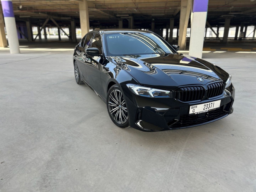 Черный BMW 320i 2021 год