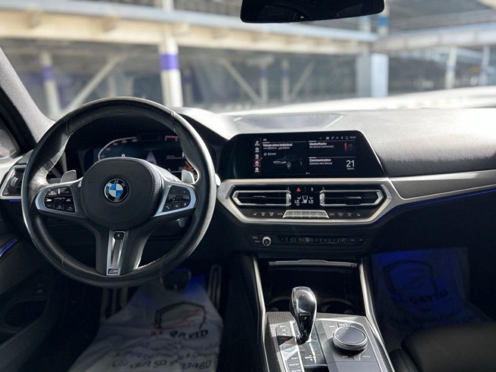 Schwarz BMW 320i 2021