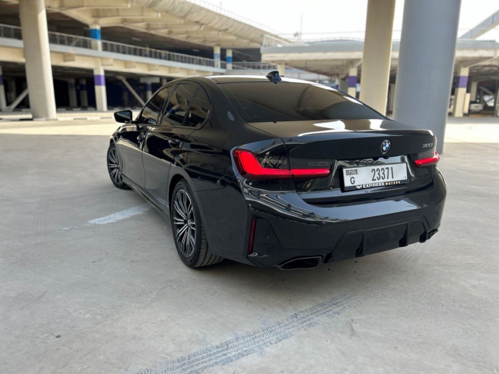 Schwarz BMW 320i 2021