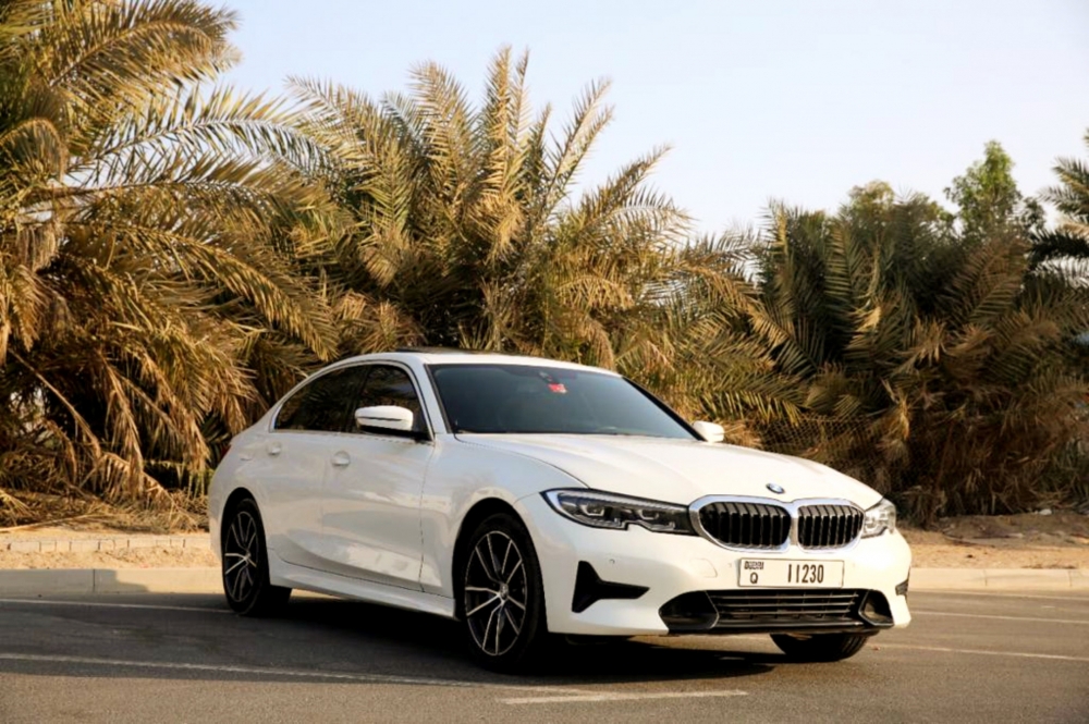 Белый BMW 330i 2019 год
