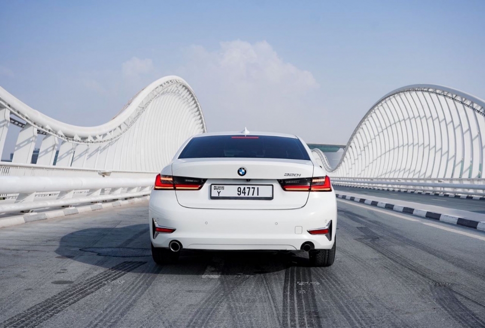 Beyaz BMW 330i 2019
