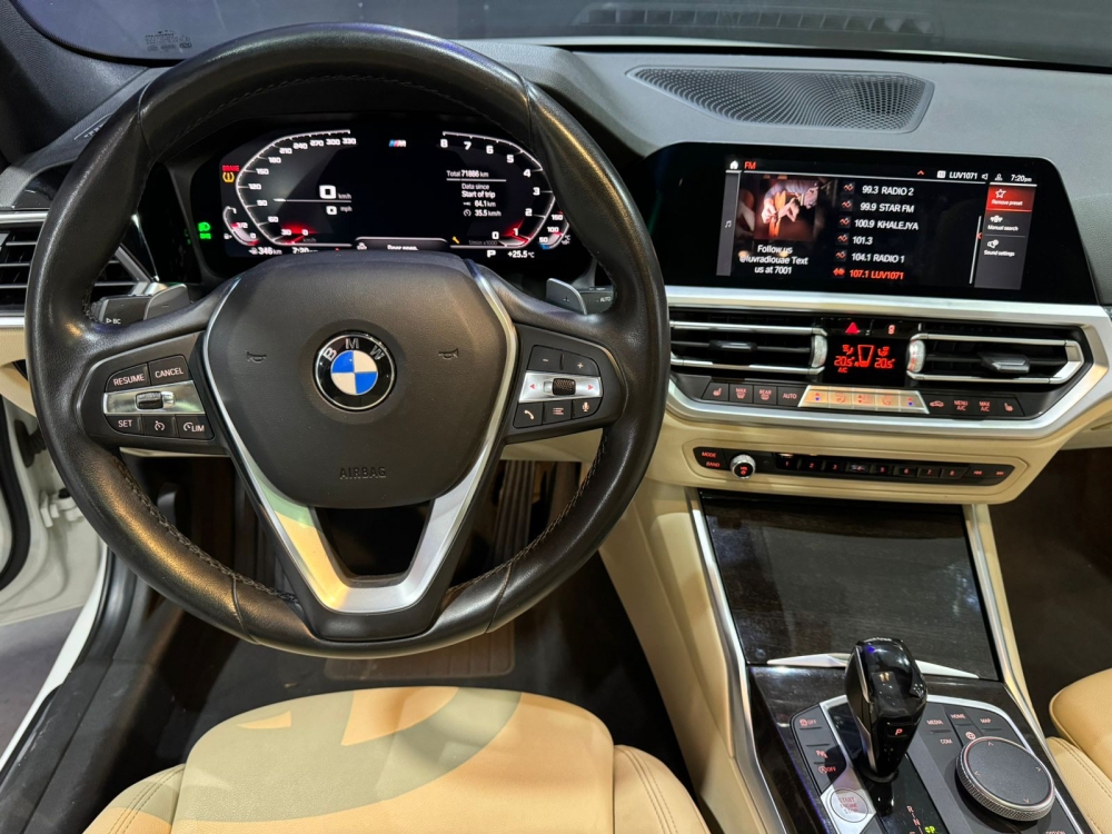 Белый BMW 330i 2020 год