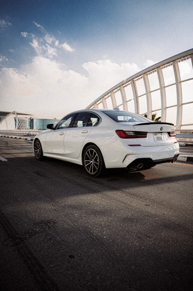 Белый BMW 330i 2020 год