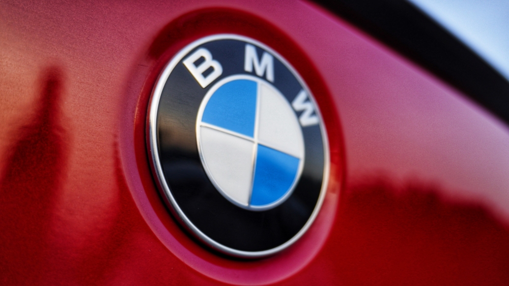Красный BMW 330i 2020 год