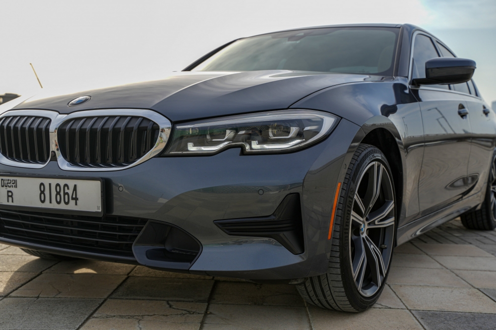 Gris foncé BMW 330i 2021