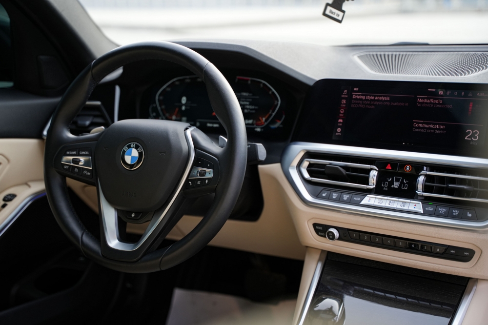 Koyu gri BMW 330i 2021