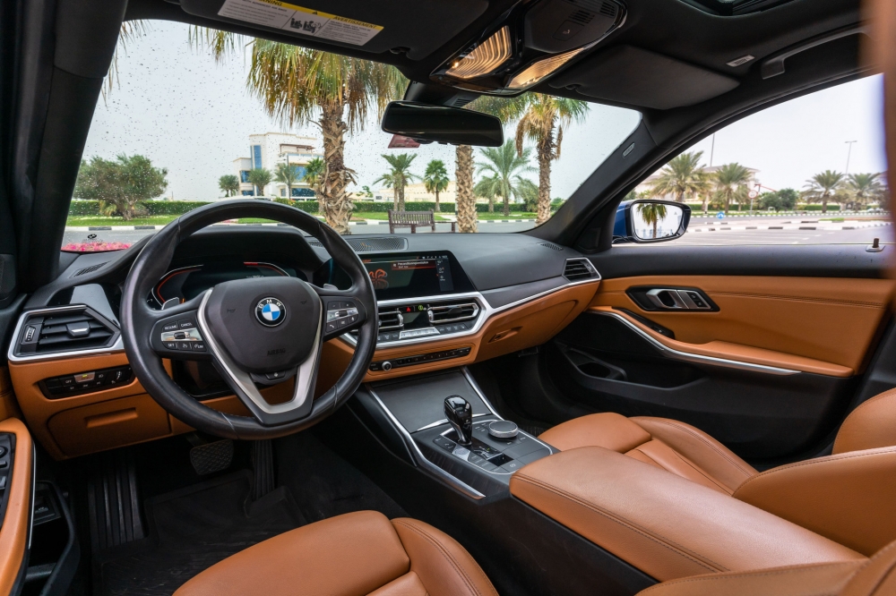 Голубой BMW 330i 2021 год