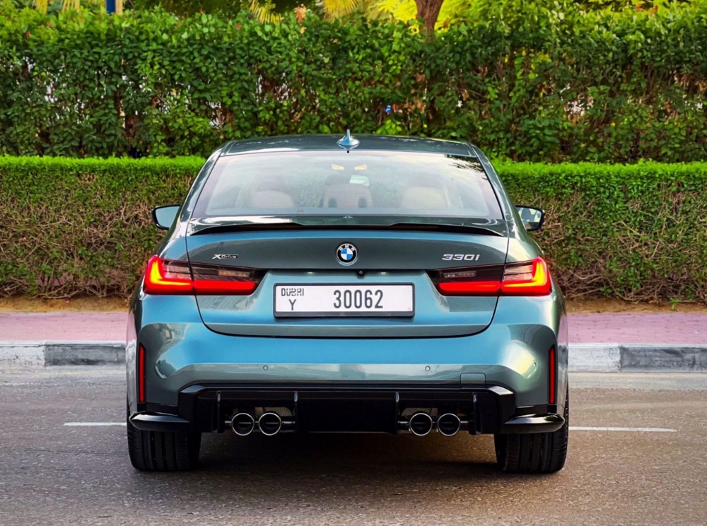 Голубой BMW 330i 2021 год