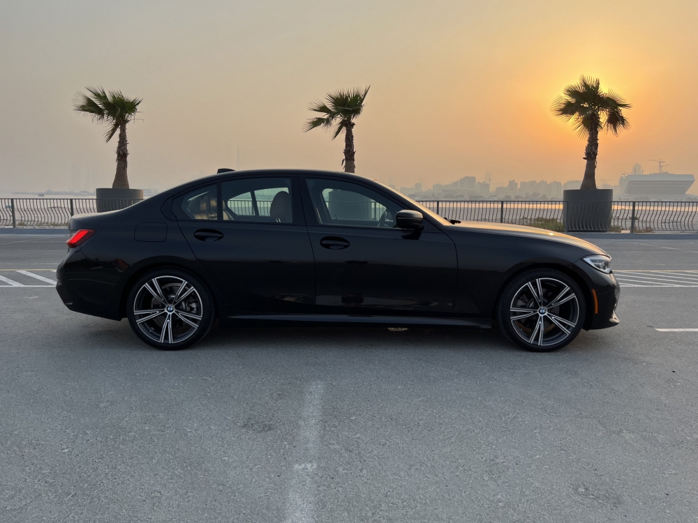 Черный BMW 330i 2021 год