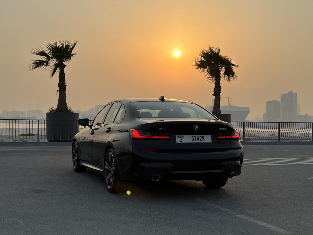 zwart BMW 330i 2021