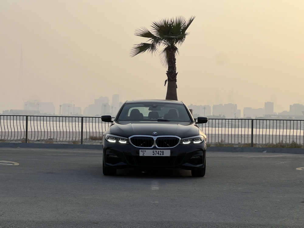 Черный BMW 330i 2021 год