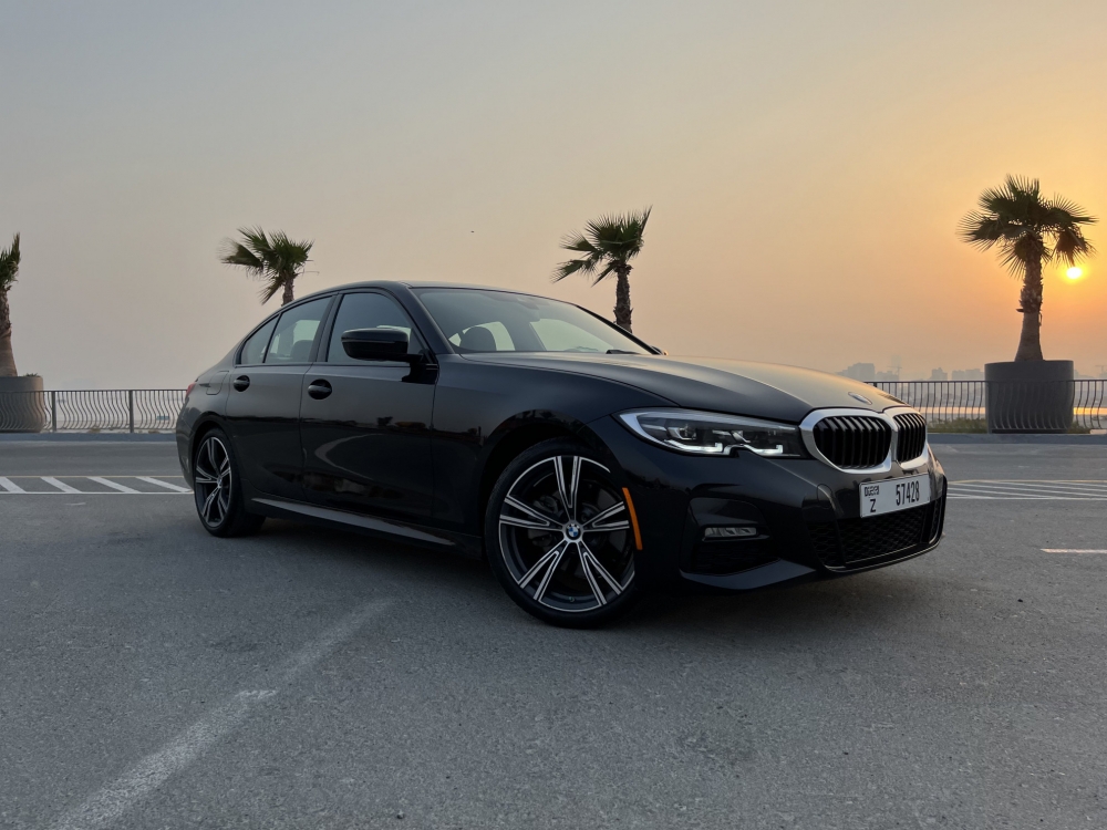 zwart BMW 330i 2021