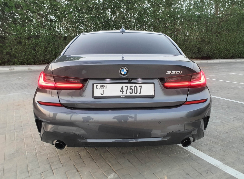 Серый BMW 330i 2021 год