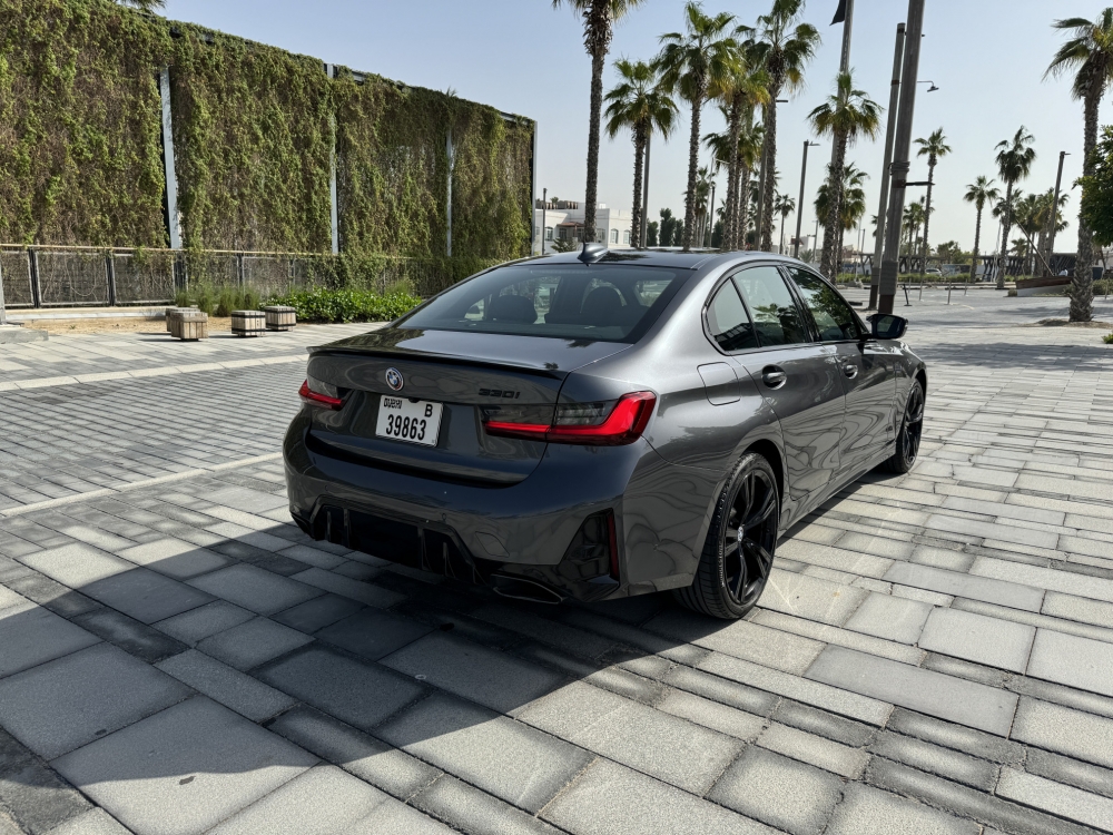 Серый BMW 330i 2022 год