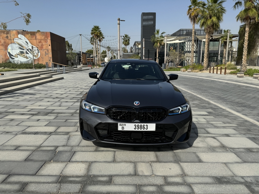 Серый BMW 330i 2022 год