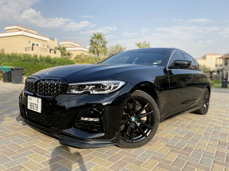 Черный BMW 330i 2020