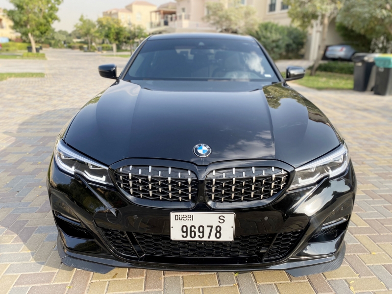 Черный BMW 330i 2020