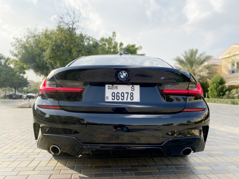 Черный BMW 330i 2020 год