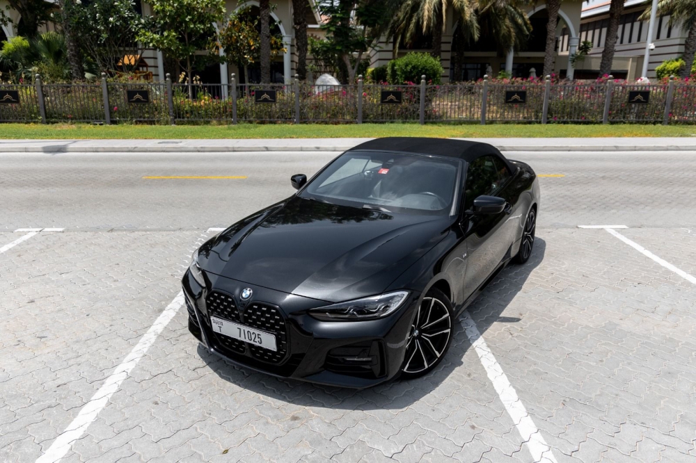 Siyah BMW 420i Cabrio 2022