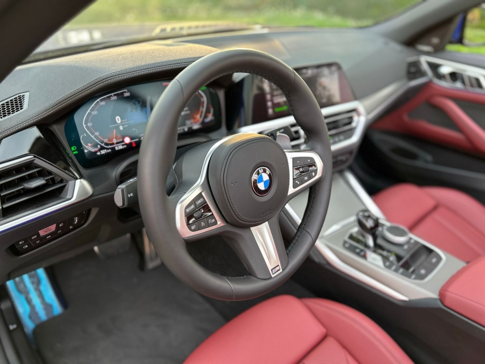 Blu BMW 420i decappottabile 2023