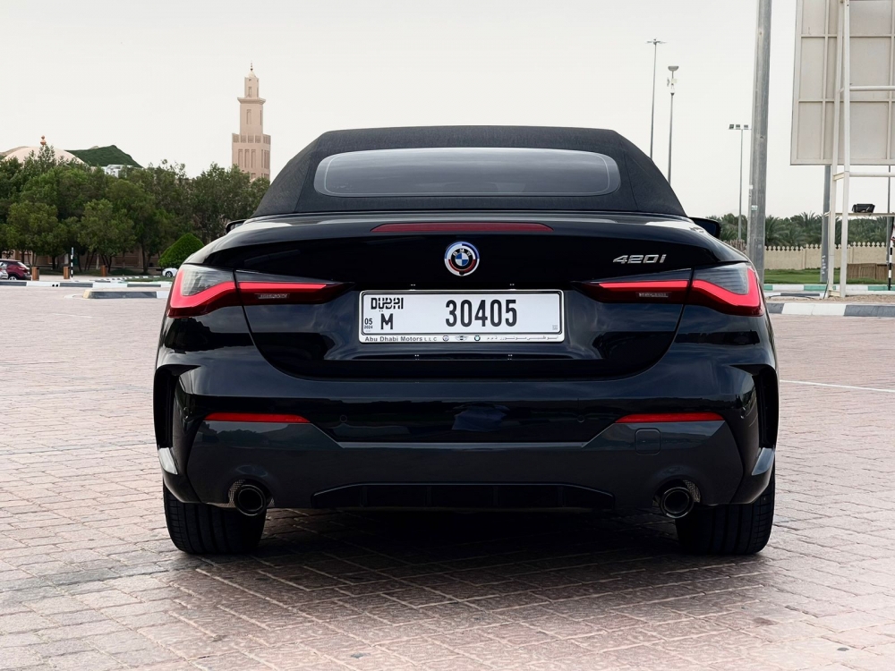 Siyah BMW 420i Cabrio 2023