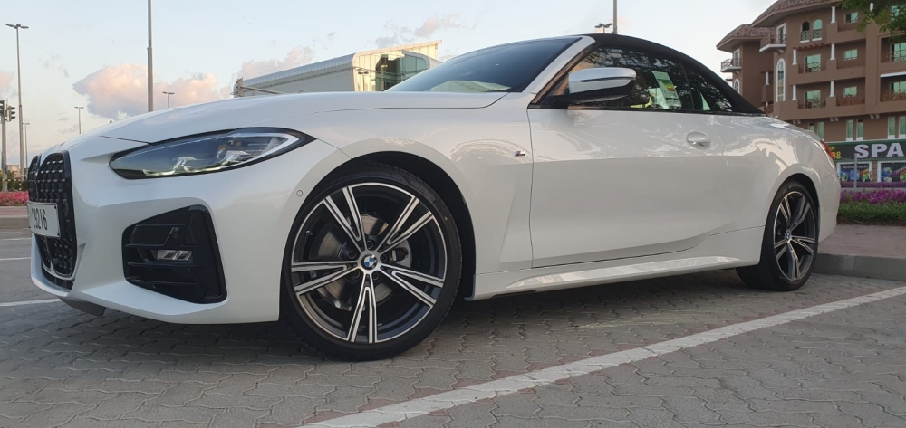 Белый BMW 420i Кабриолет 2023 год