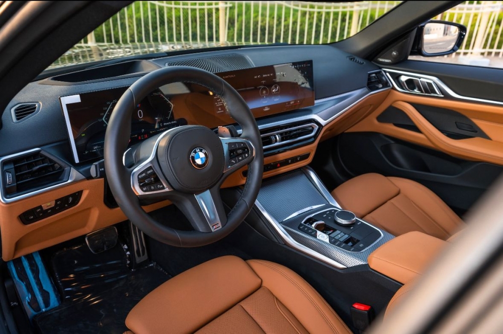Schwarz BMW 420i Gran Coupé 2024