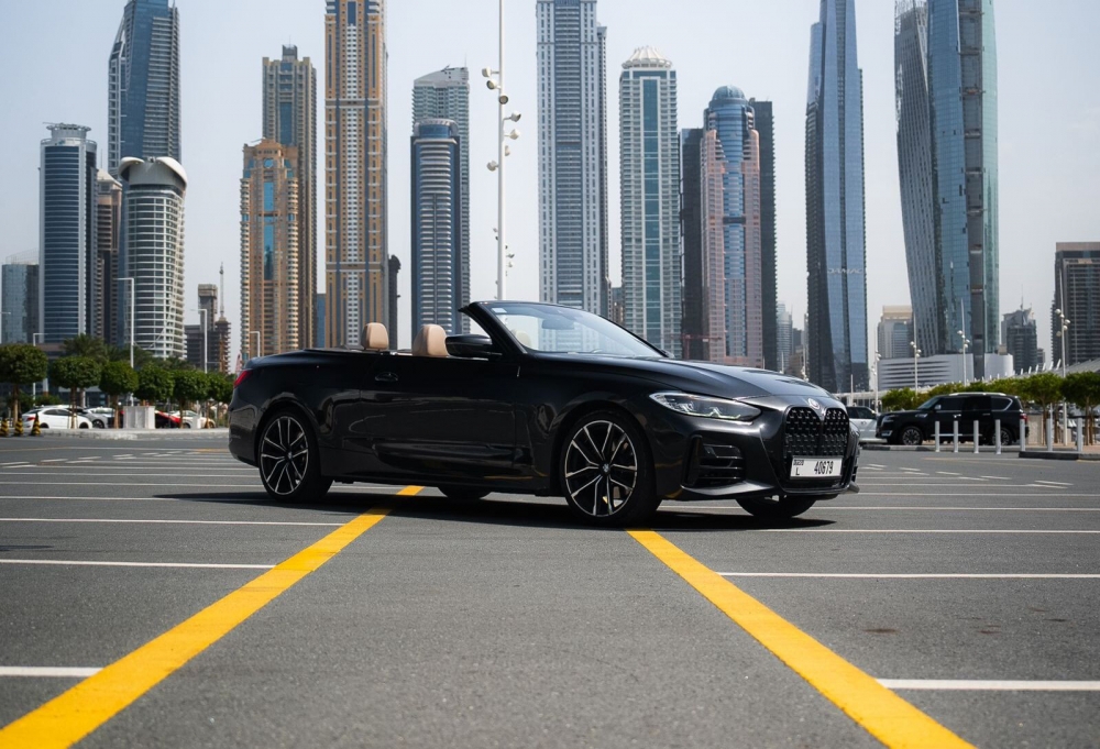 Siyah BMW 430i Cabrio 2022