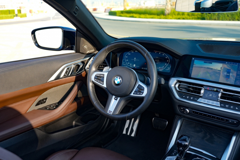 Blu BMW 440i decappottabile 2022