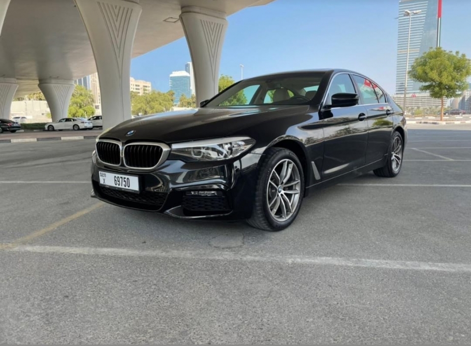 Черный BMW 520i 2020 год