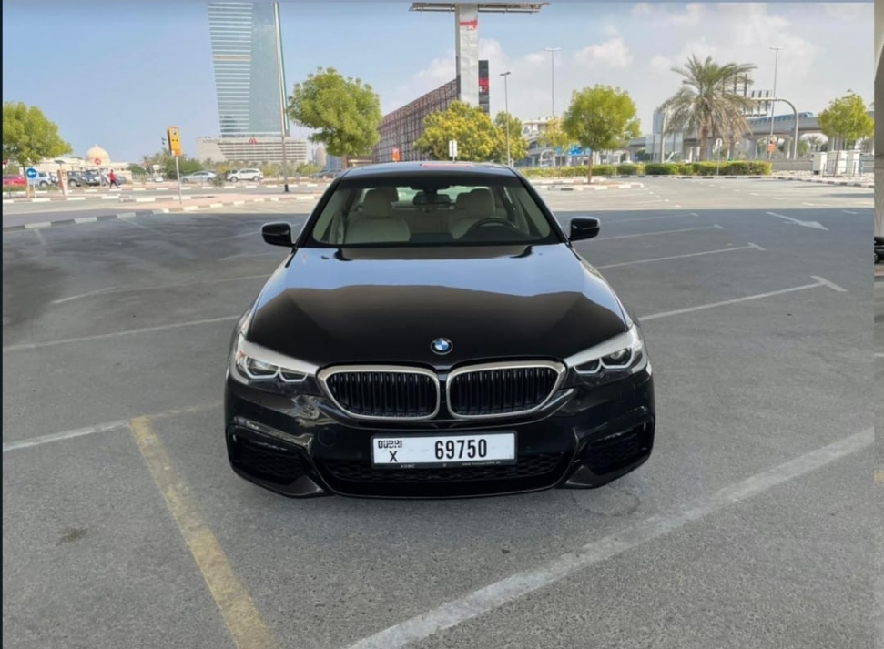 Schwarz BMW 520i 2020