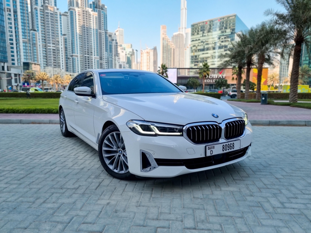 Белый BMW 520i 2022 год