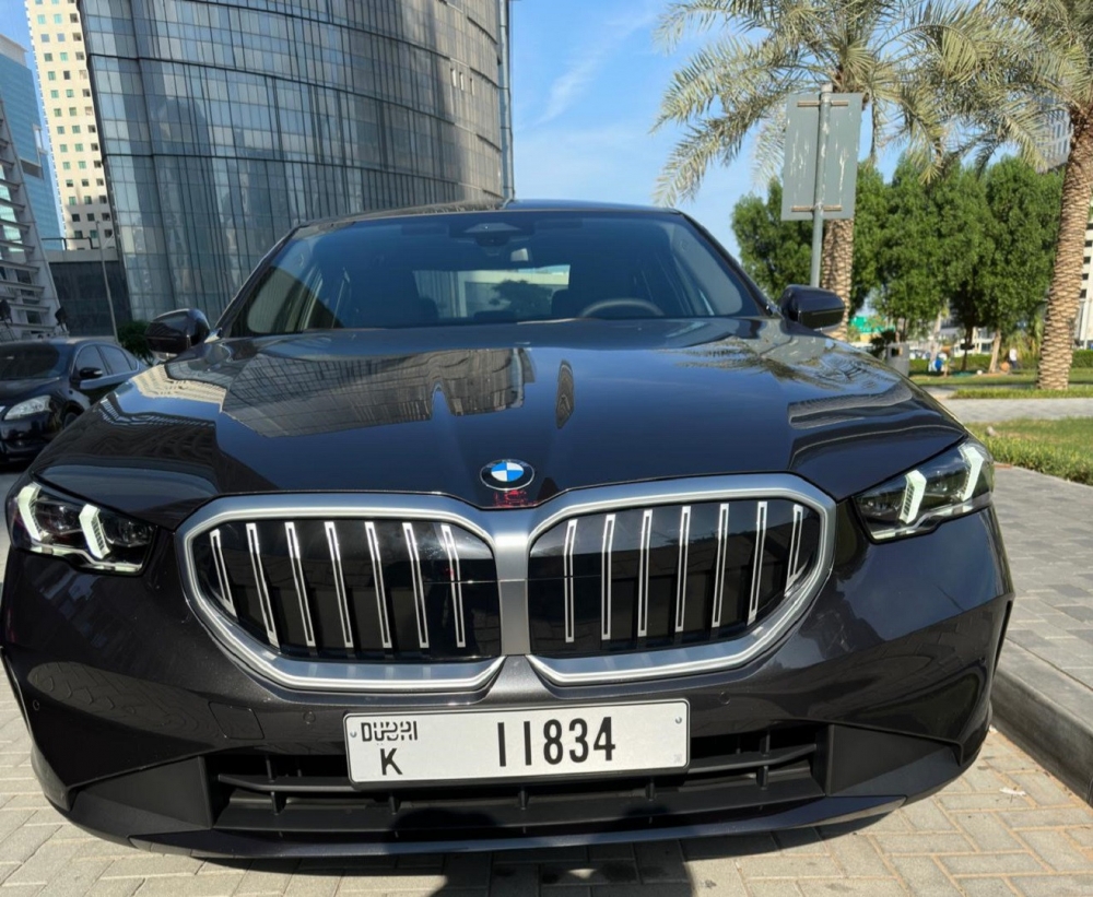 Schwarz BMW 520i 2024