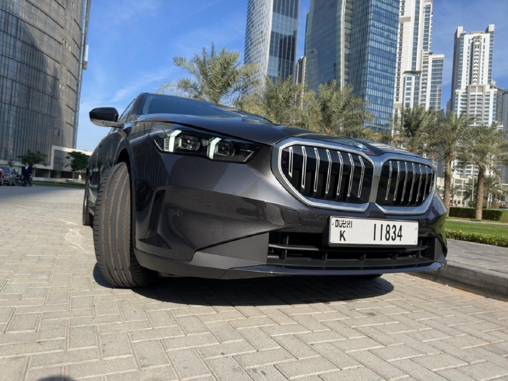 Schwarz BMW 520i 2024