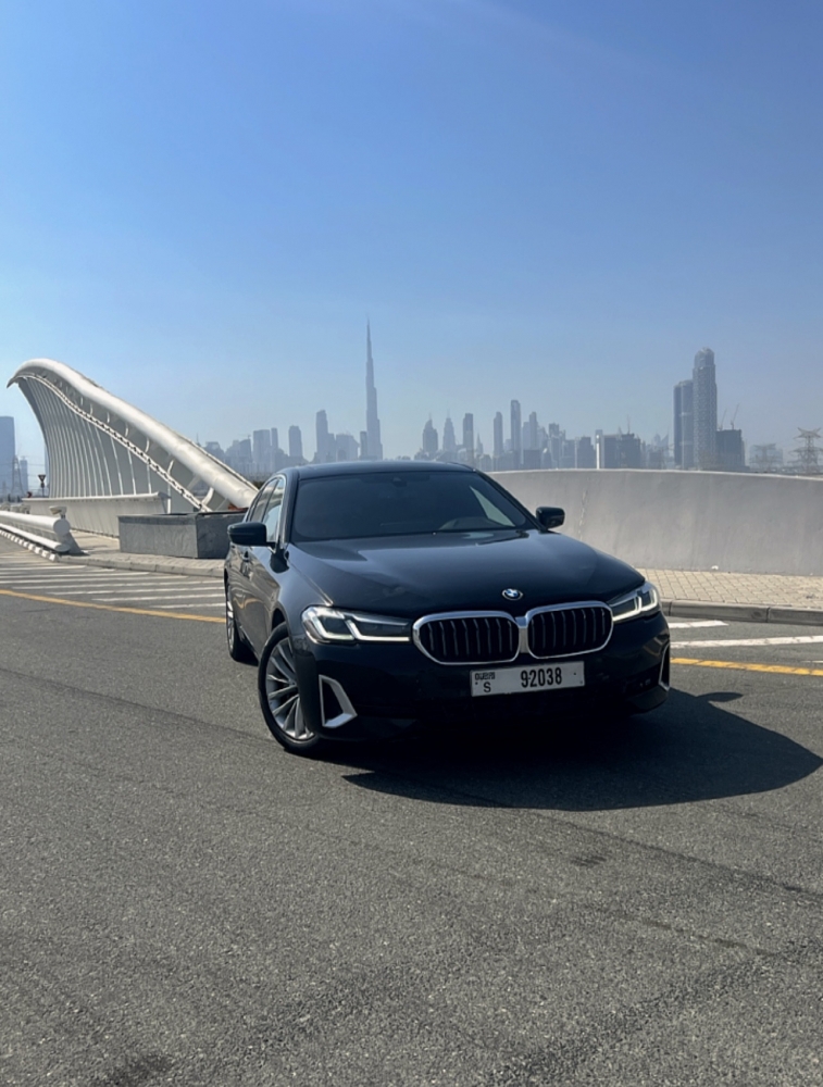 Черный BMW 530i 2021 год