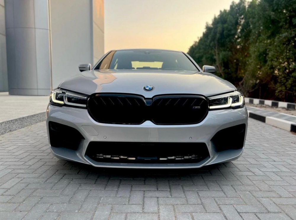 Zilver BMW 530i 2021