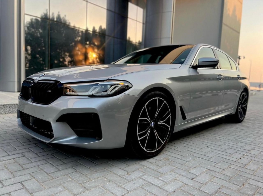 Zilver BMW 530i 2021
