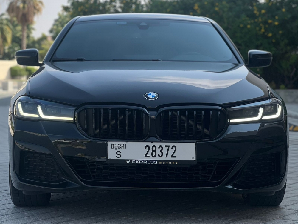Schwarz BMW 530i 2022
