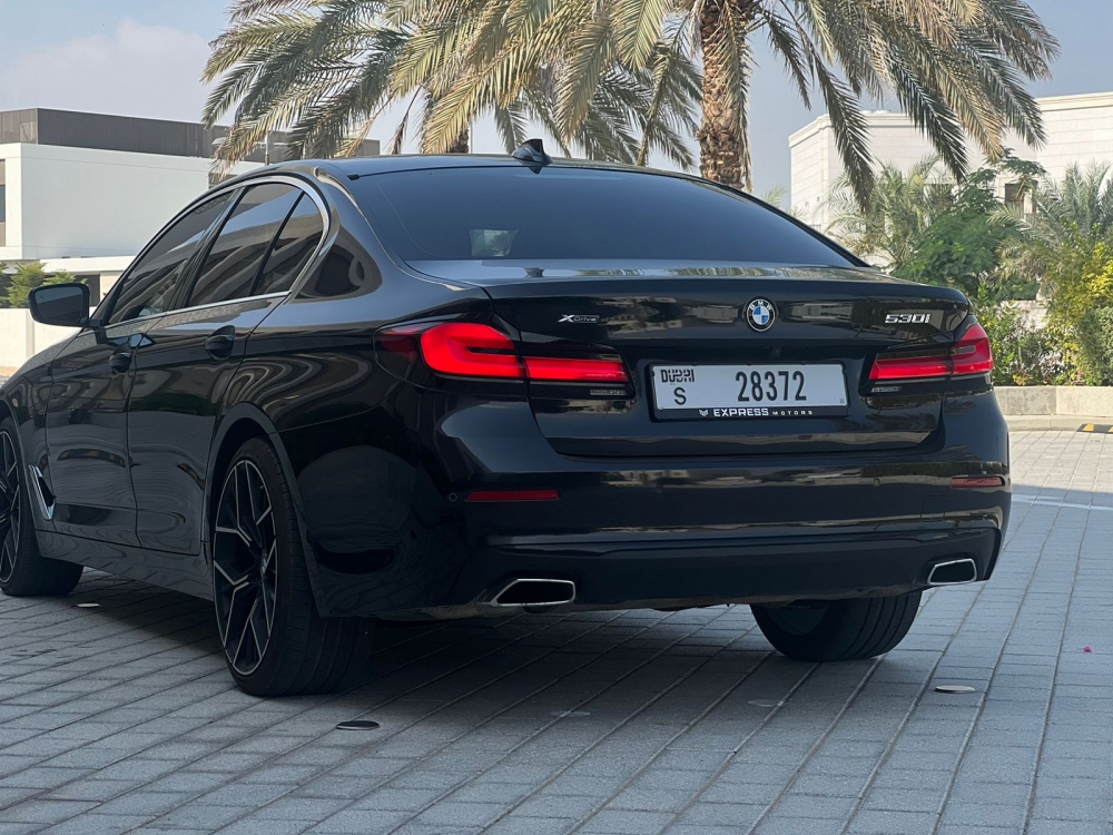 Schwarz BMW 530i 2022