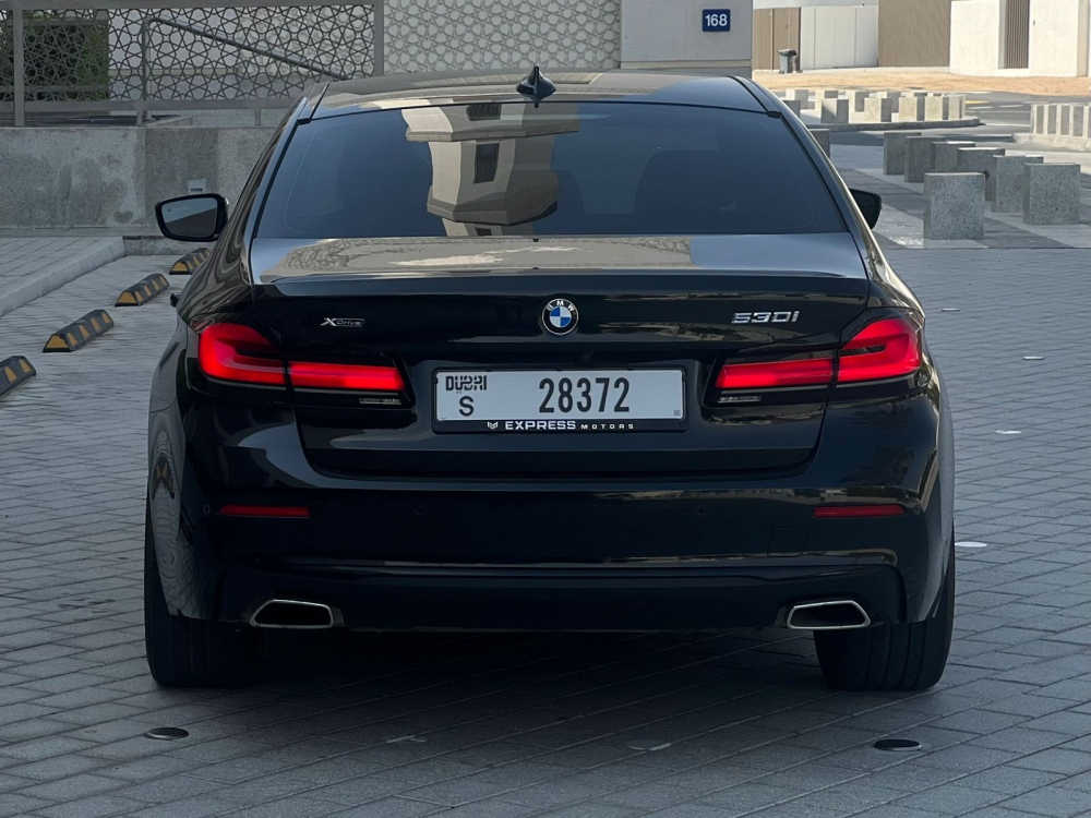 zwart BMW 530i 2022