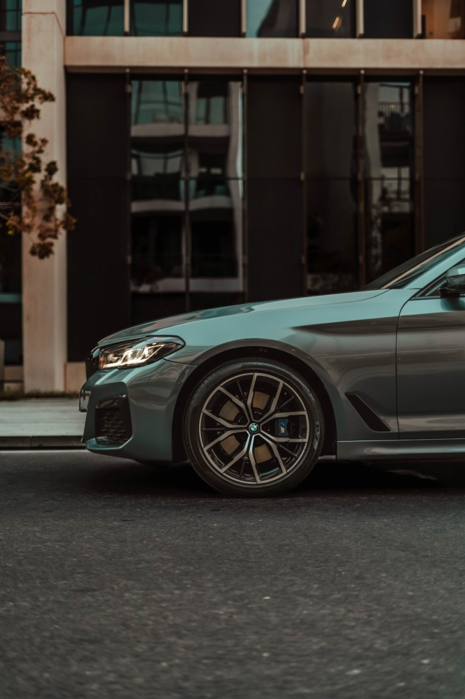 Серый металлик BMW 530i 2022 год