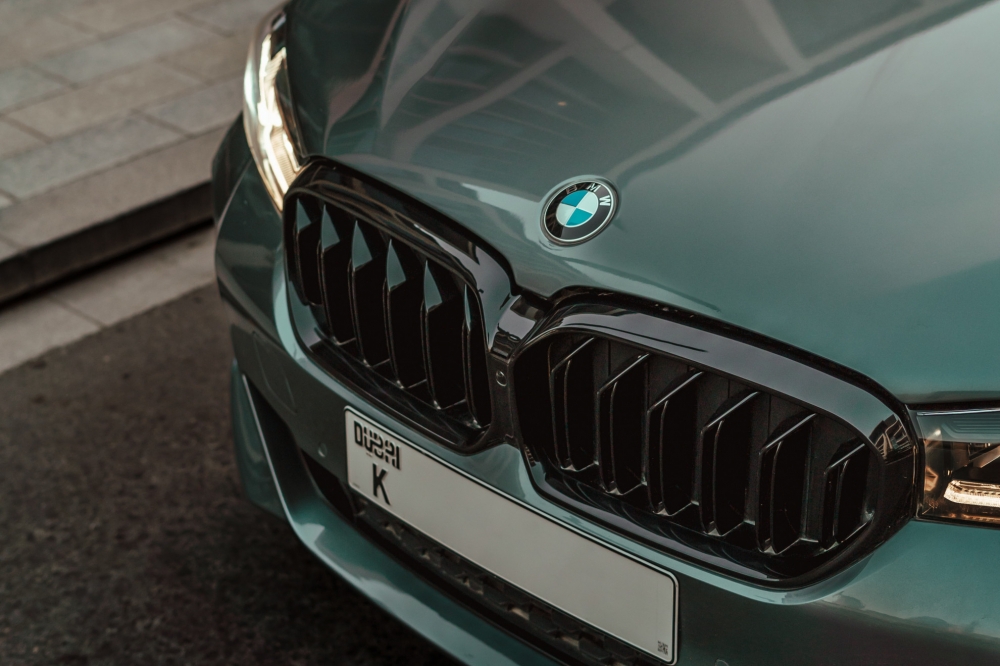Metallisches Grau BMW 530i 2022