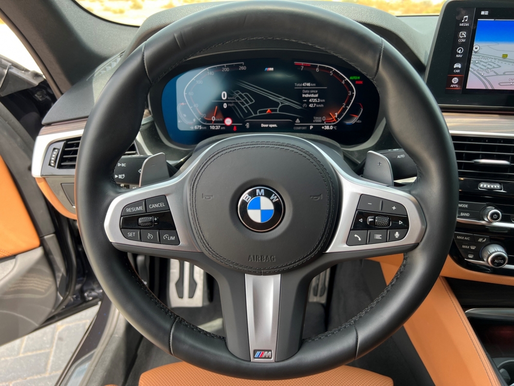 Schwarz BMW 540i 2023