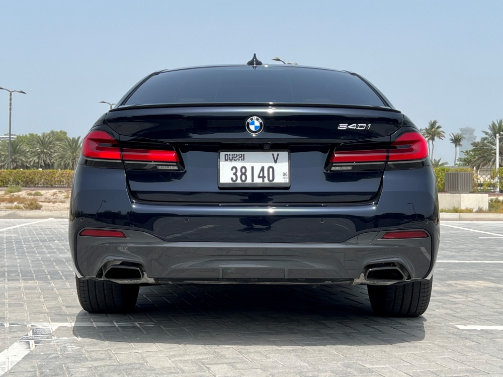 Черный BMW 540i 2023 год